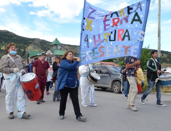 Los trabajadores en lucha se movilizaron por las calles de Esquel.