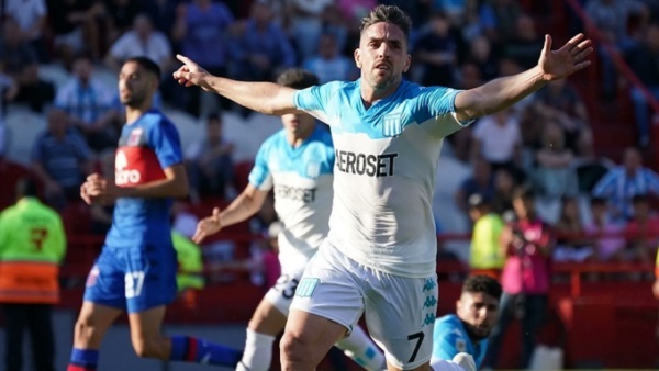 Carbonero desbordó por izquierda y mandó un centro al corazón del área para que Gaby Hauche cabeceara al gol.