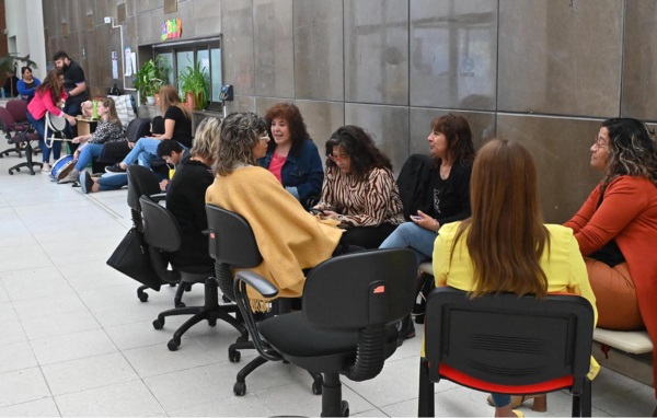 En los pasillos. Los trabajadores de Economía siguen esperando una convocatoria al diálogo en Rawson.