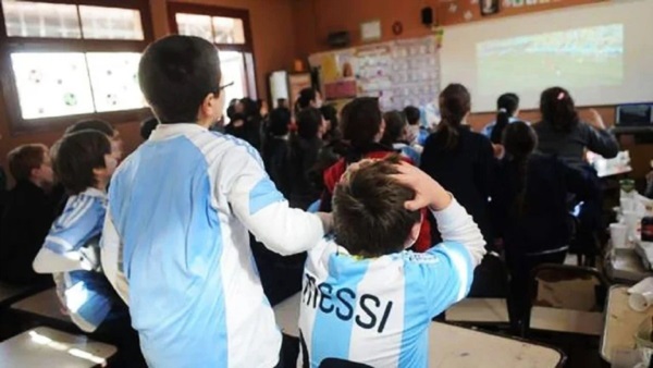 Ansiedad. Mañana los alumnos de Carrelnleufú verán el debut argentino junto con el gobernador.