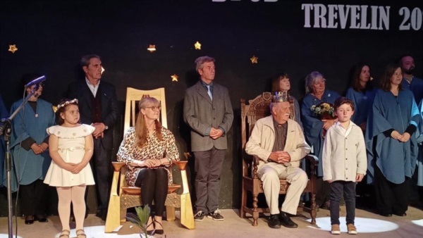Coronados. Una postal del último tramo de la premiación de la tradicional ceremonia cultural en Chubut. 