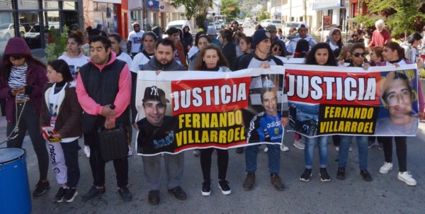Las calles de Esquel vieron ayer cómo familiares y amigos de Fernando Villarroel reclamaban justicia.