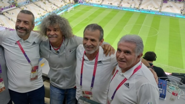 Burruchaga junto al "Pibe" Valderrama posan con periodistas en la previa de Brasil-Serbia.