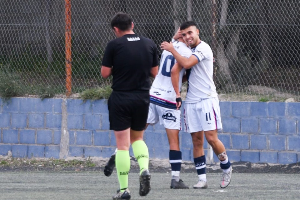 Gabriel Navarro (N°11) celebra su gol ante Gaiman FC con un compañero. (Foto: Mariano Di Giusto/Jornada).