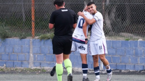 Gabriel Navarro (N°11) celebra su gol ante Gaiman FC con un compañero. (Foto: Mariano Di Giusto/Jornada).