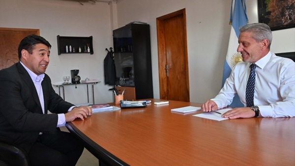 Arcioni se reunió con Mario Pichiñán, intendente de la localidad.