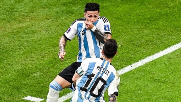 Enzo Fernández juega con la arrogancia de sentirse bueno, pero esa arrogancia es necesaria. Le da igual Defensa y JusticIa, River, Benfica o Argentina en un Mundial.