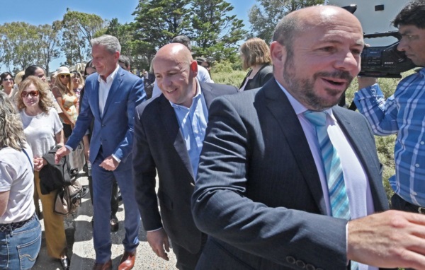 Ricardo y Gustavo Sastre, junto al gobernador, el viernes en la ciudad de Puerto Madryn.