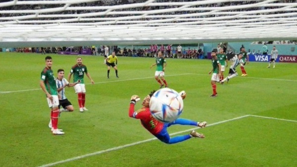 Espectacular imagen del golazo de Enzo Fernández desde adentro del arco.