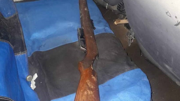 El arma de fuego larga fue incautada por los efectivos policiales.