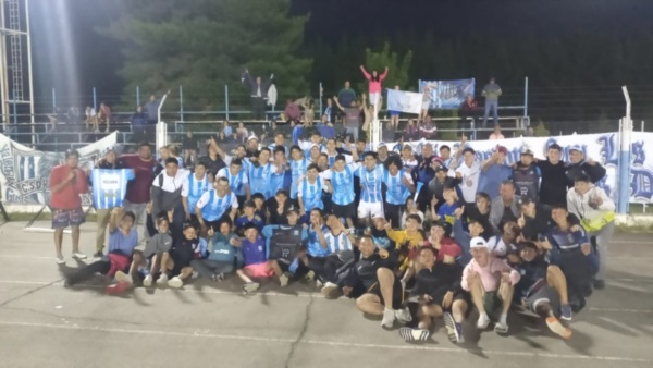 Los festejos del campeón. Foto: Club Río Mayo.