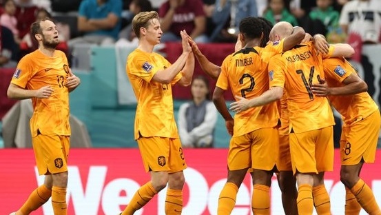 Países Bajos se asegura el primer lugar con un gol de Frenkie de Jong.