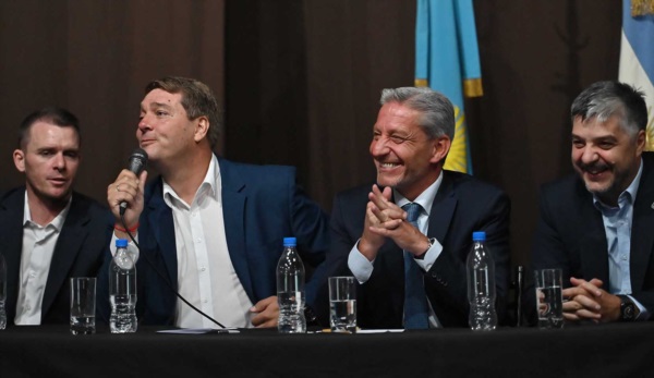 Sonrisas. El panel de funcionarios que acompañó la presentación de un plan de desarrollo que será discutido con todos los sectores.