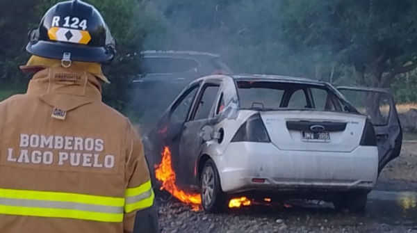 Un desperfecto mecánico derivó en un incendio de un automóvil.