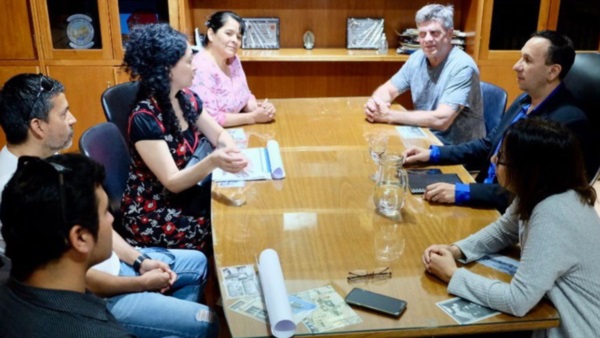Adrián Maderna, se reunió ayer con la directora de la orquesta, Mariana Navarro, y miembros de AOBI.