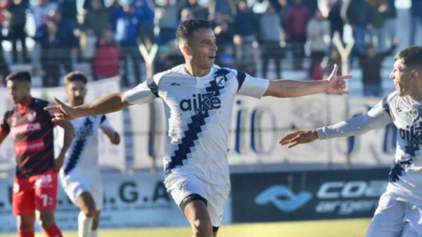 Renso Pérez seguirá su carrera podría irse a Villa Dálmine.