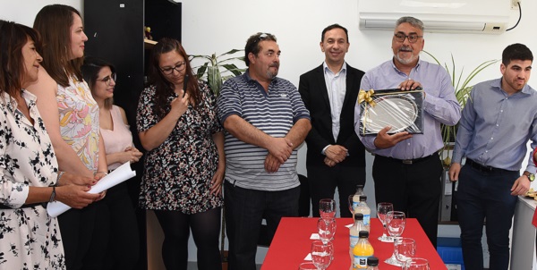 Instantes en que Fabio Pratto fue distinguido por el intendente Maderna y compañeros del  municipio.