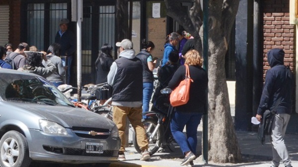 La cola es por un turno para ser atendidos por una Junta Evaluadora.