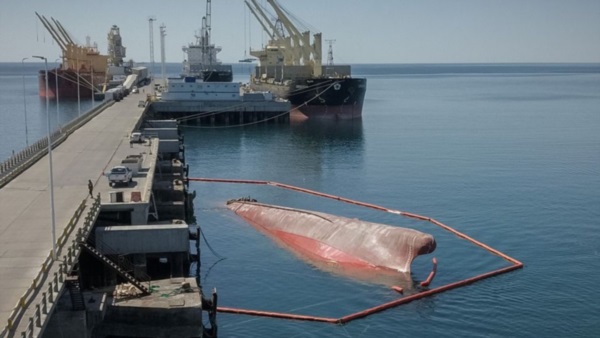 Inmóvil. El buque dificulta las operaciones en la terminal de Madryn y hasta daña la estructura en el mar. 