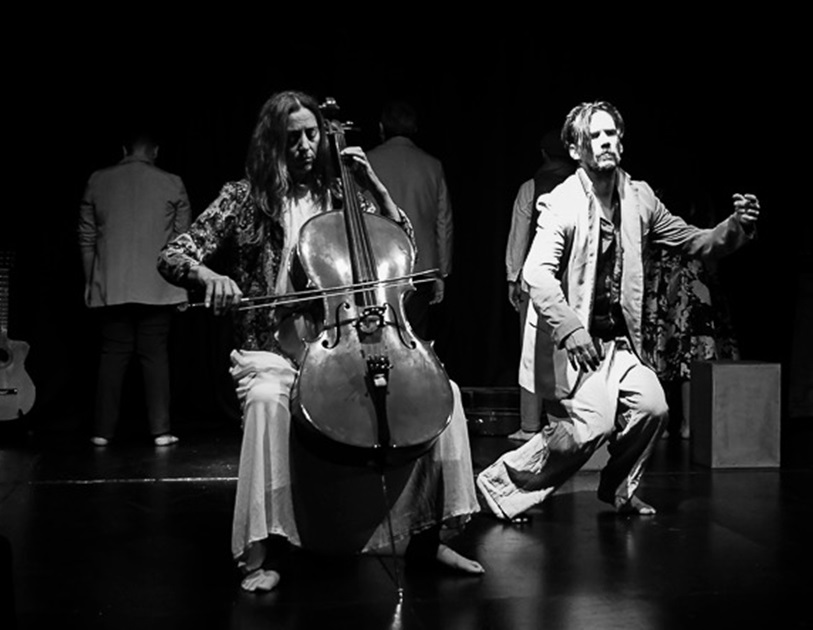 La obra combina en escena música, teatro, danza y literatura.