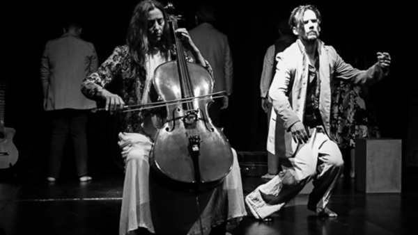 La obra combina en escena música, teatro, danza y literatura.