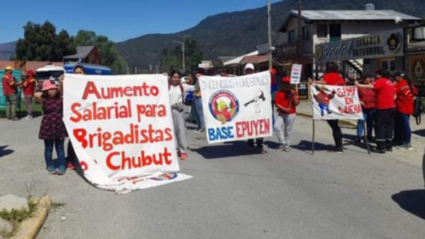 Los brigadistas se manifestaron para pedir un aumento de haberes. Cortaron rutas en Esquel y la Comarca. 