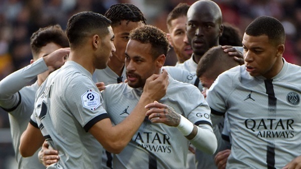 Neymar lideró el triunfo del vigente campeón ante la revelación Lorient.