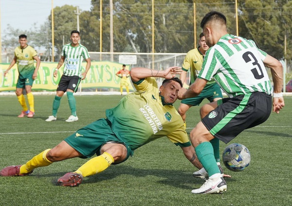 El partido es muy equilibrado. Foto: Norman Evans. 