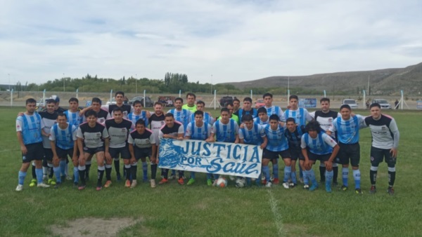 El plantel masculino de Primera junto a sus pares de Urbano, mostraron esta bandera. Foto: Club Río Mayo. 