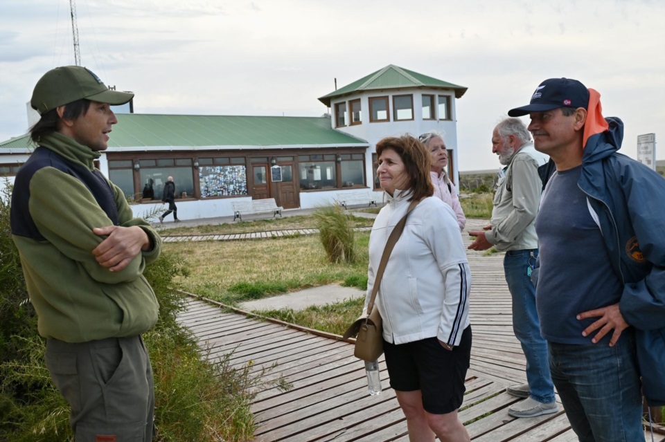 Bullrich dialogando con un guardafauna de Caleta Valdés. (Foto: Daniel Feldman / Jornada)