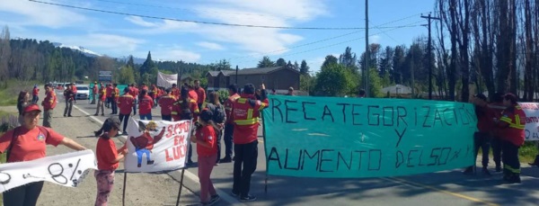 Corte de ruta. La oferta que recibieron fue del 8% pero resultó insuficiente y hoy habrá otra reunión.