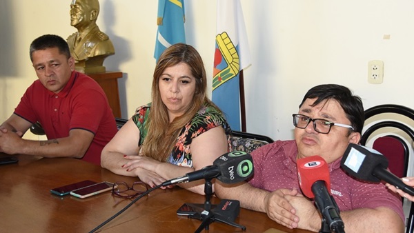 José Behotaths junto a Alejandra Duhalde en el anuncio de atención oftalmológica gratuita en Trelew. 
