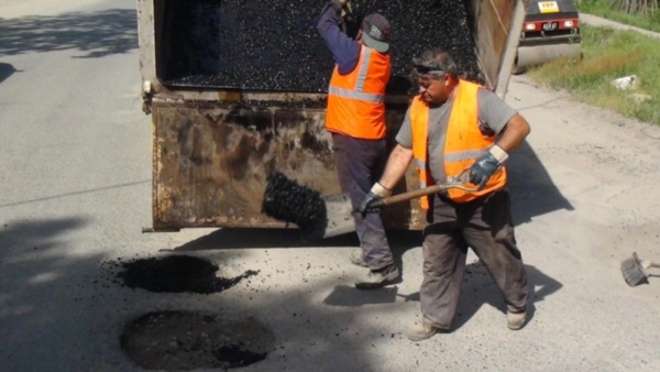 Vialidad. El equipo de bacheo acudió a las rutas de la Comarca Andina tras las quejas de varios sectores.