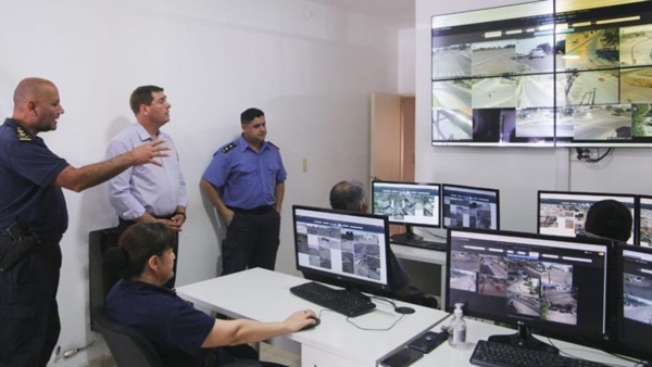 Chequeo. El policía y el intendente revisaron el monitoreo en la capital.