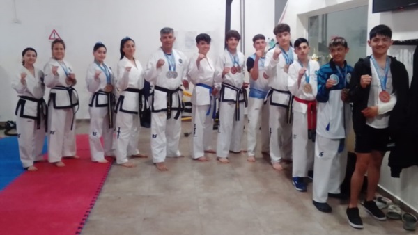 Héroes. Los miembros del dojo gimnasio La Roca Gym hicieron historia.