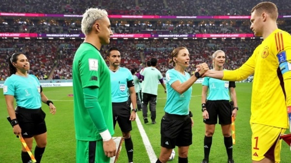La primera jueza en dirigir un partido en un Mundial masculino: autoridad, criterio y templanza.
