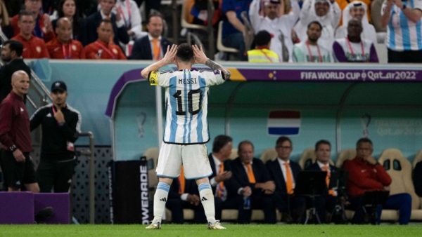 Una de las fotos que dejó el picantísimo encuentro de la Selección Argentina... ¿Dedicatoria a Van Gaal?