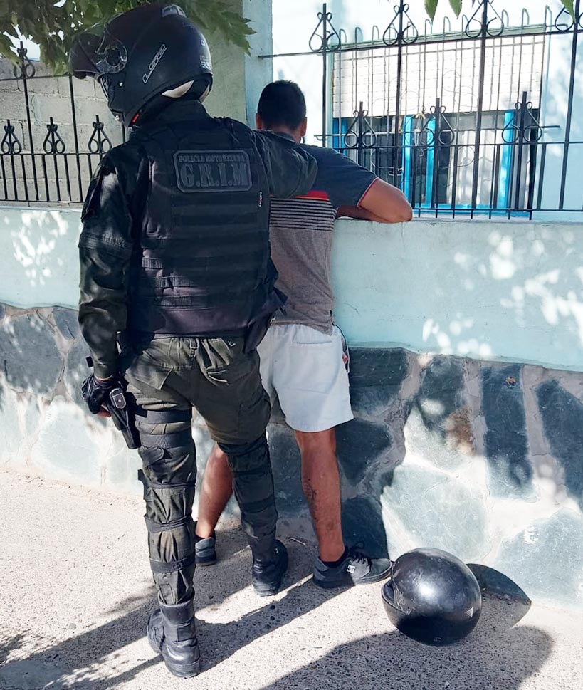 El hombre fue aprehendido sobre la calle Corrientes al 20 de Trelew.