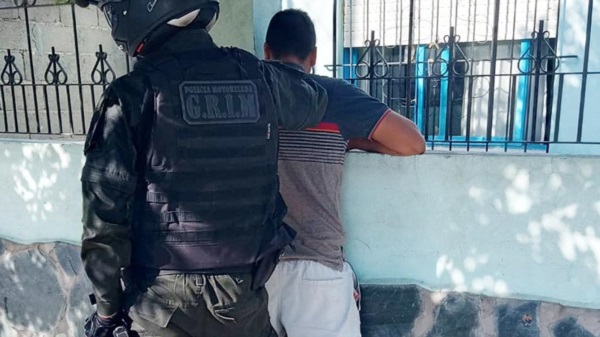 El hombre fue aprehendido sobre la calle Corrientes al 20 de Trelew.