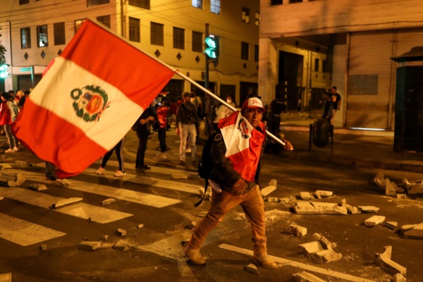 Miles de pobladores en varias ciudades y regiones salieron a las calles.