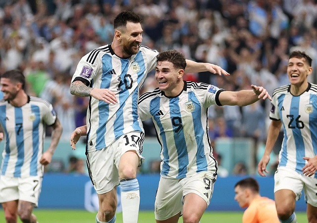 Messi es el primer jugador en la historia de la Selección Argentina en convertir en tres partidos de eliminación directa de Mundiales de forma consecutiva.