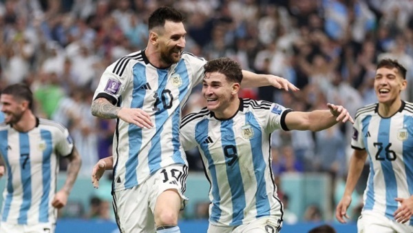Messi es el primer jugador en la historia de la Selección Argentina en convertir en tres partidos de eliminación directa de Mundiales de forma consecutiva.