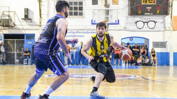 Pérez con el balón, en uno de los ataques de Madryn. (Foto: Mariano Di Giusto/Jornada).