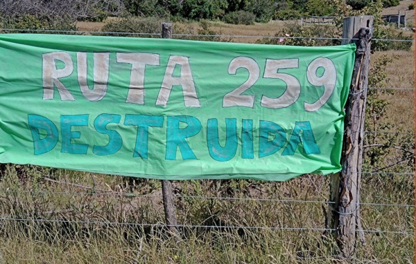 Carteles. Una de las manifestaciones de los vecinos afectados por lo mal que está la ruta 259.