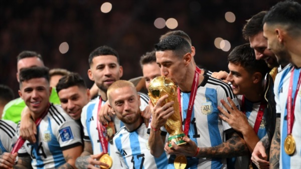 El beso del "Fideo" a la Copa del Mundo. Anotó el segundo los emotivos 120 minutos.