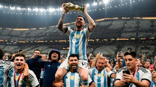 El "Kun" Agüero, su compañero de cuarto en tantos torneos, fue quien alzó a Messi en sus hombros.