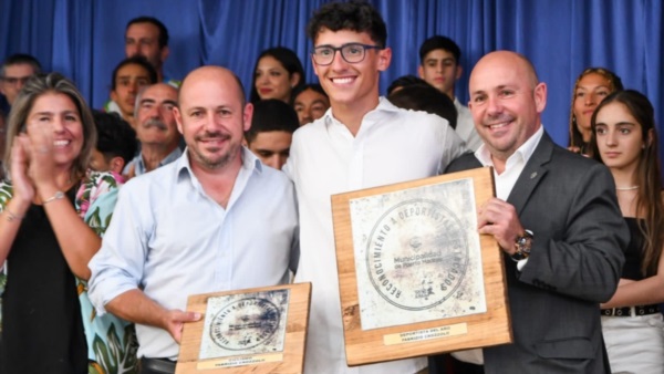 Ricardo y Gustavo Sastre le entregaron la distinción a Crozzolo.