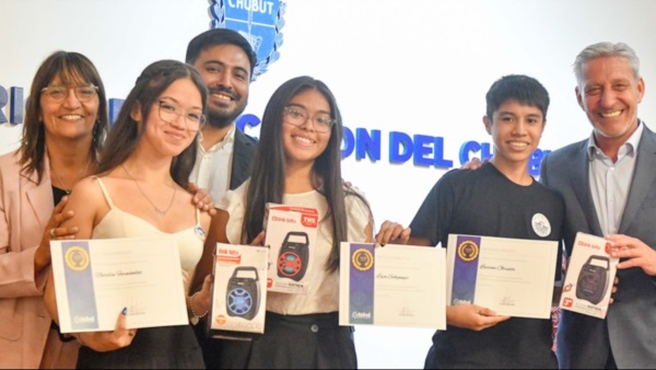 Distinguidos. Una postal del acto en el cual varios alumnos chubutenses fueron reconocidos por su trabajo anual y por sus proyectos.