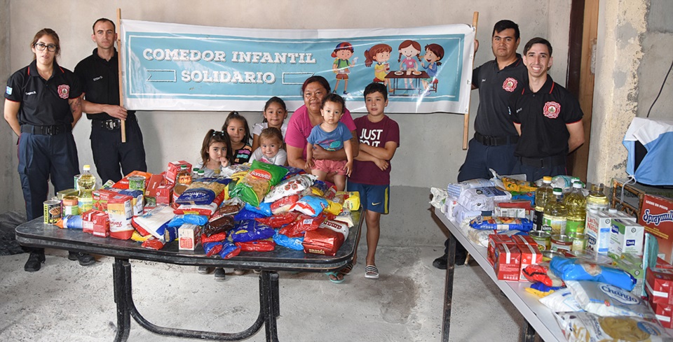 Bomberos de Trelew capacitaron en RCP y Primeros Auxilios. El costo eran alimentos que fueron donados.