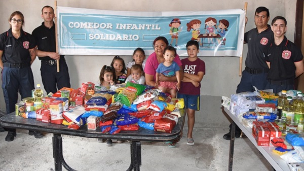 Bomberos de Trelew capacitaron en RCP y Primeros Auxilios. El costo eran alimentos que fueron donados.